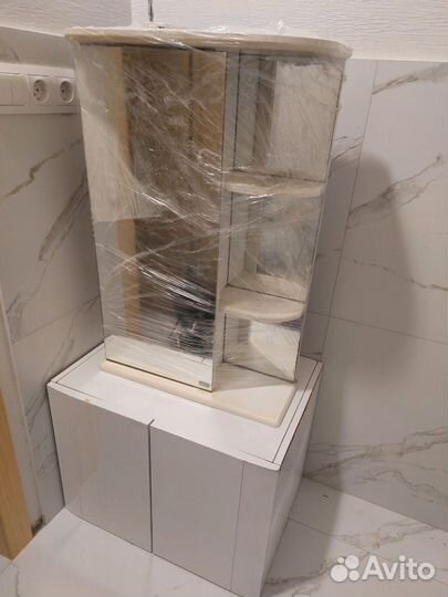 Зеркало и подвесная тумба для раковины в ванную