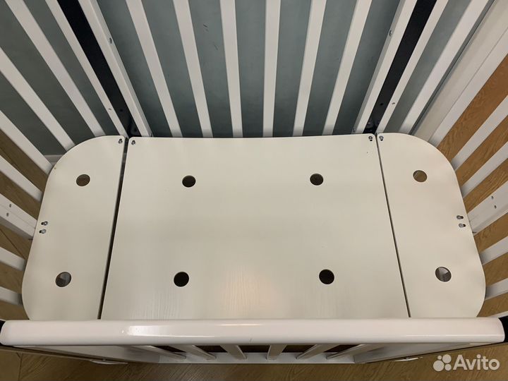 Детская кроватка с маятником