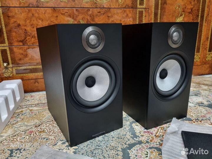 Акустика Bowers & Wilkins 606 в упаковке