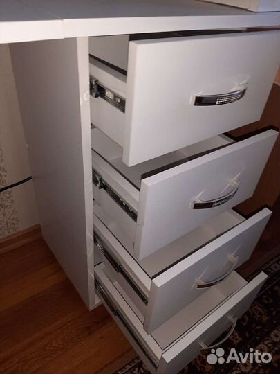 Маникюрный белоснежный столик