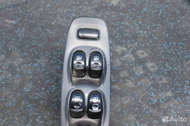 Блок управления стеклоподъемниками Hyundai Accent