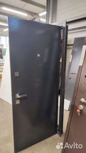 Дверь входная металлическая новая