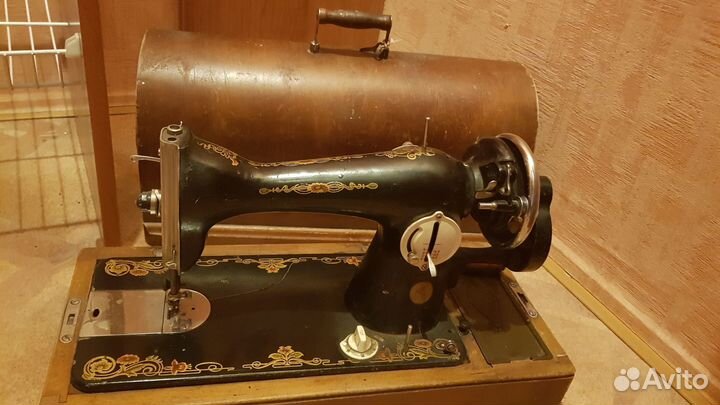 Швейная машинка ручная с футляром. Пр-во СССР