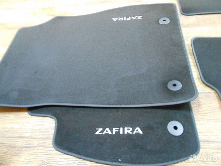 Новый Комплект ковриков ворсовых на Opel Zafira