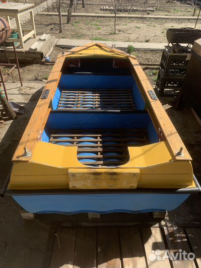 Лодка с мотром