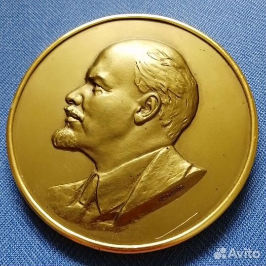 Барельеф Ленина