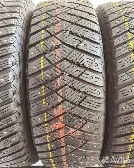 Goodyear UltraGrip 215/65 R17 96N