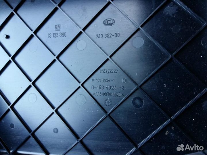 Крышка блока предохранителей Opel Astra H 2004-20