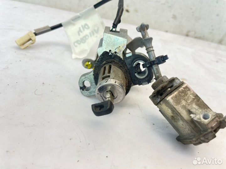 Личинки замков Toyota Corolla ZRE151L 1zrfe 2006