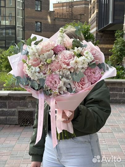 Авторский букет с французскими розами и маттиолой
