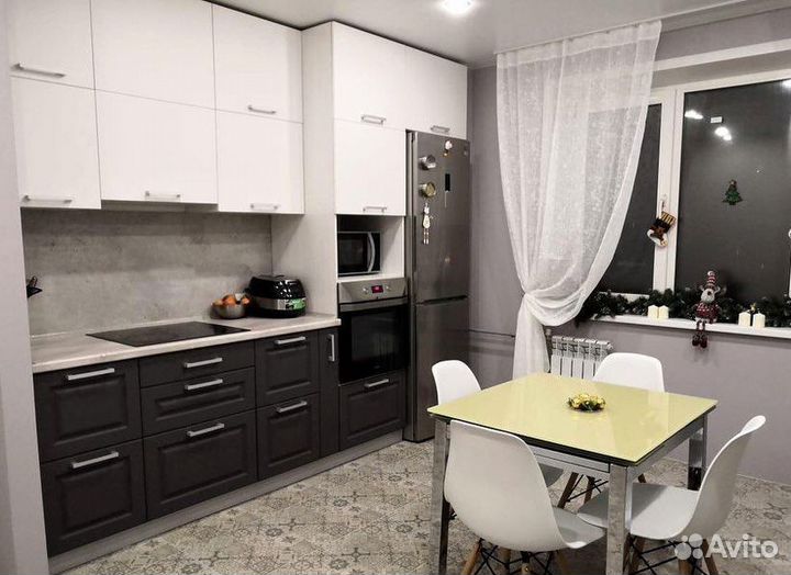 Уютный кухонный гарнитур в современном стиле