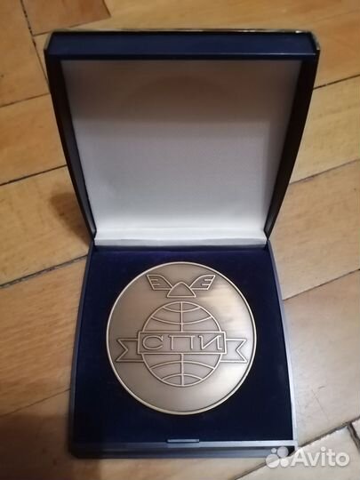 Настольная медаль 