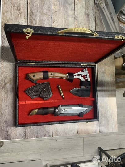 Подарочный набор в коробке топор +нож