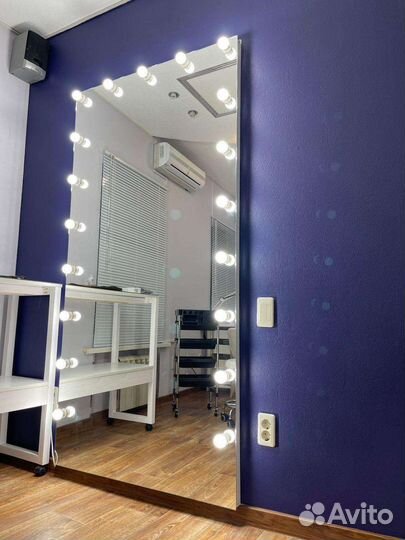 Гримерное зеркало без рамы с лампочками