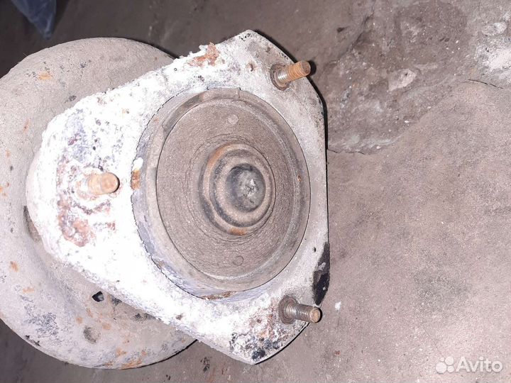 Передняя левая стойка subaru legacy bd bg bk