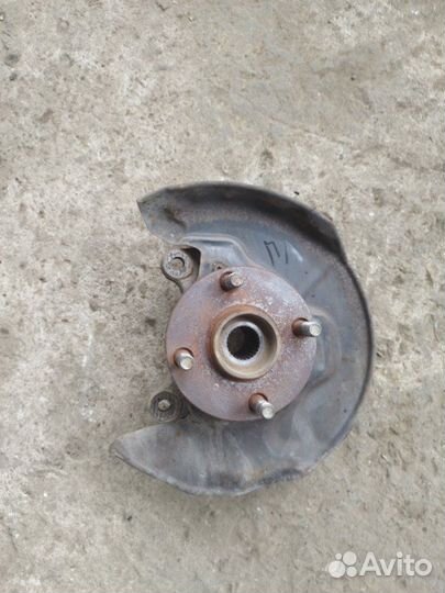 Кулак поворотный передний левый Toyota Prius NHW10