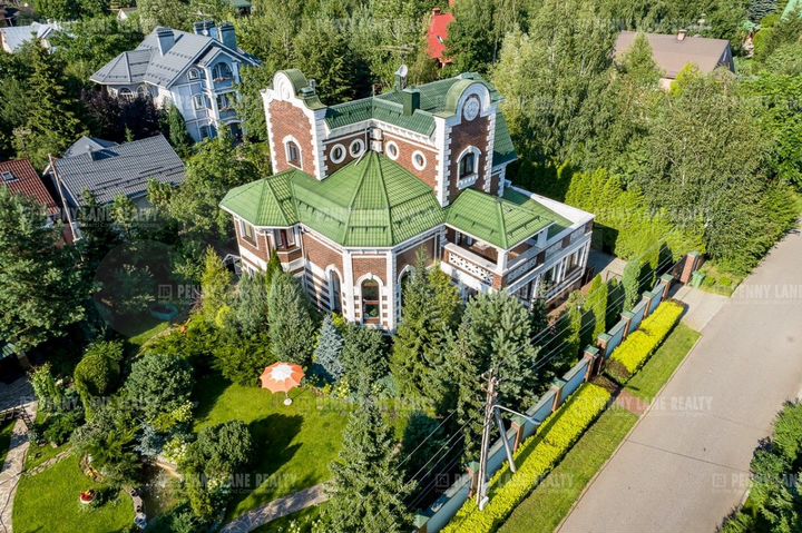 Коттедж 650 м² на участке 16 сот.