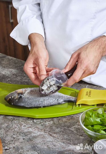 Разделочная доска и скребок для чистки рыбы