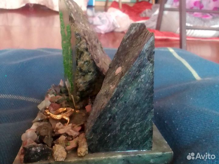 Статуя из камней с ящеркой золотой