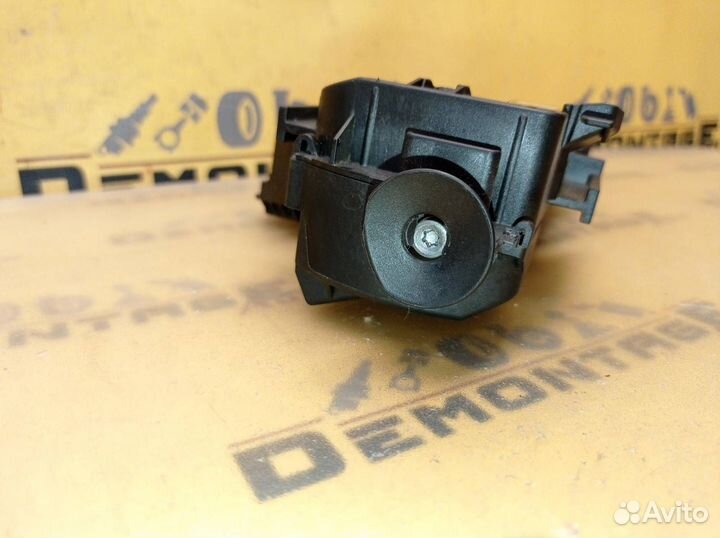 Кронштейн ручки двери передний левый Mercedes Glk