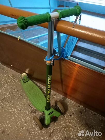 Самокат трехколесный