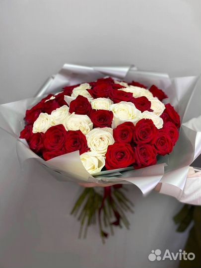 Букет 51 красная роза белая роза