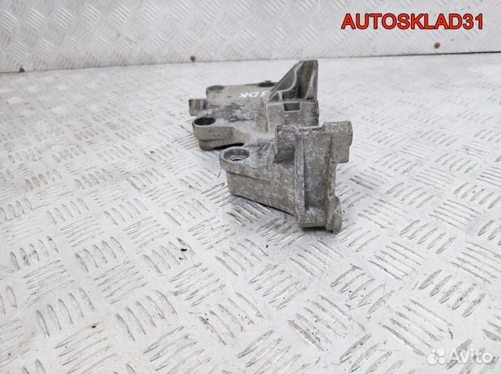 Кронштейн генератора VW Golf 5 2.0 BDK 03G903143A