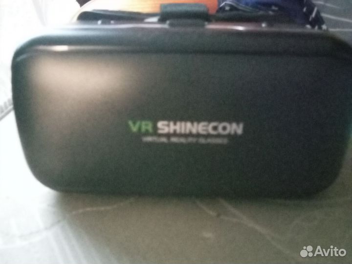 Очки виртуальной реальности с джойстиками