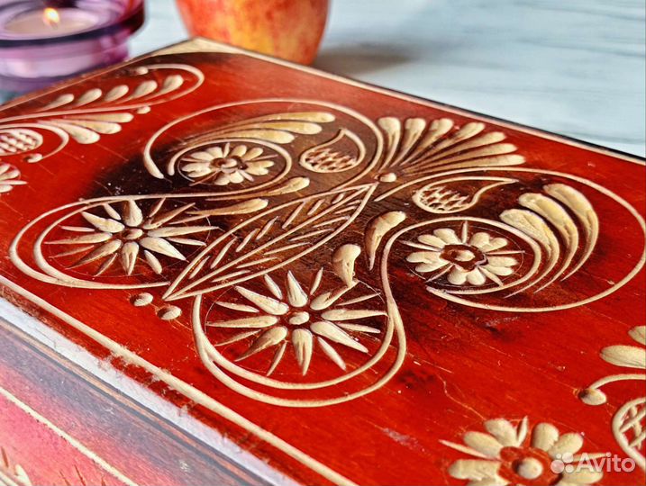 Деревянная резная шкатулка ручной работы