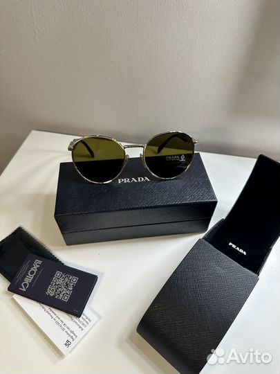 Солнцезащитные очки prada