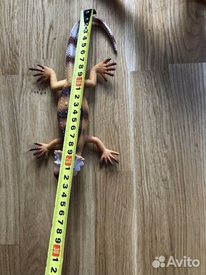 Игрушки ящер и динозавр