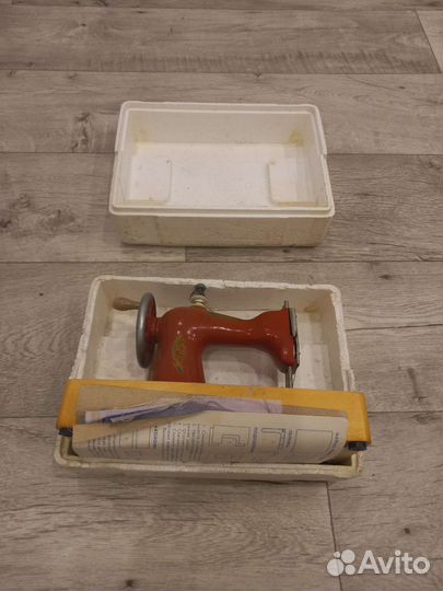 Малютка швейная машинка