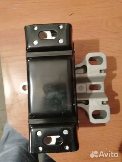 Шкода Октавия опора двигателя левая