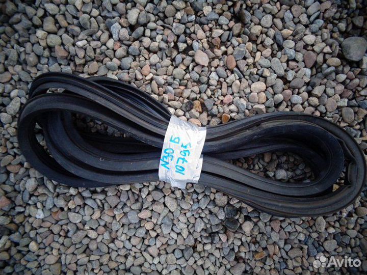 Уплотнительная резинка багажника Nissan R'nessa