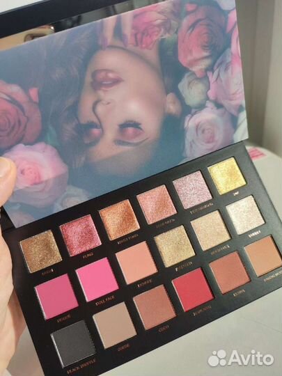 Палетка теней huda beauty