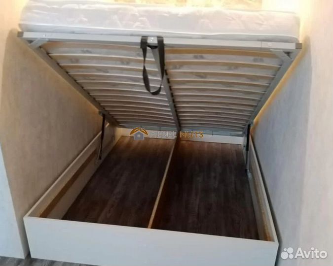 Кровать с подъемным механизмом