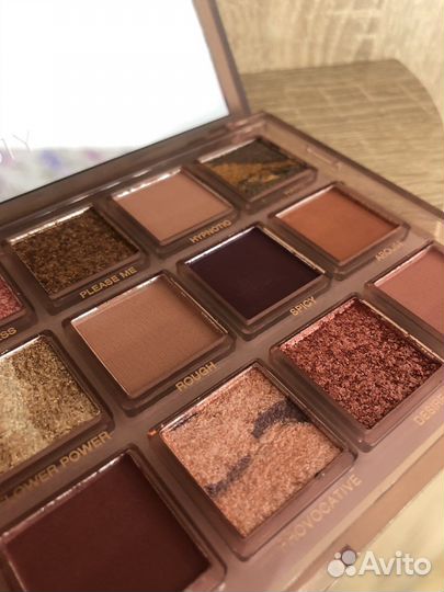Палетка теней huda beauty