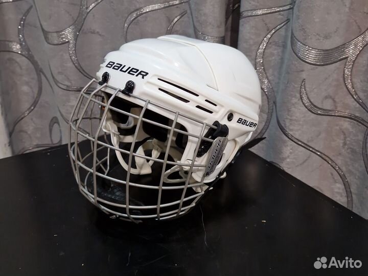 Хоккейный шлем