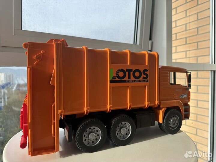 Машина Bruder мусоровоз Lotos