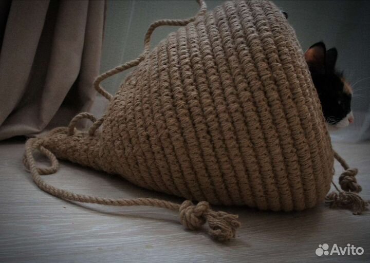 Лежанки и домики для кошек и маленьких собак