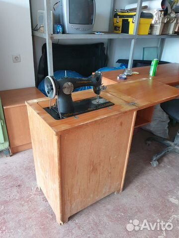 Продам Швейную Машинку 2М.3 с ножным приводом