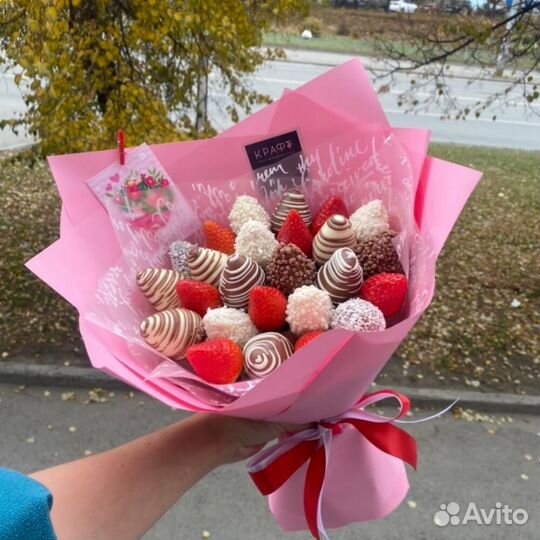 Сладкий букет из клубники в шоколаде