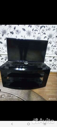 Стеклянная тумба под тв