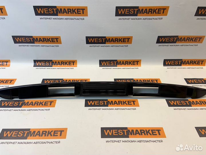 Накладка крышки багажника (черный лак) Приора