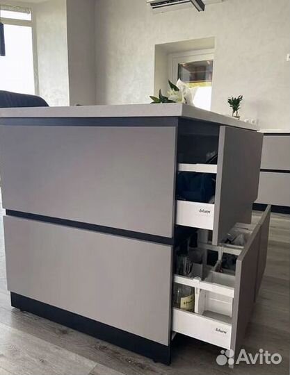 Прямая кухня в бежевом глянце и матовом дереве