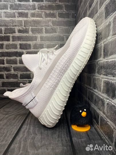 Кроссовки женские