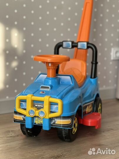 Машинка детская с ручкой