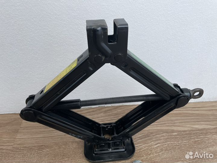 Домкрат. Штатный набор инструментов Kia Rio