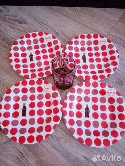 Тарелки и стакан кока кола