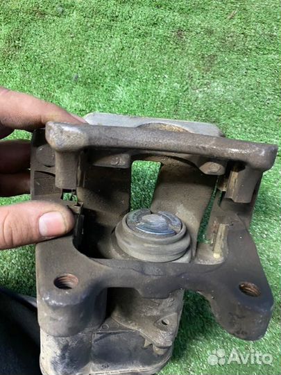 Суппорт тормозной задний правый Volkswagen Passat